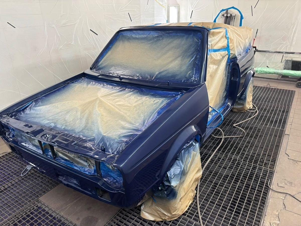 Voiture préparée pour la peinture en cabine