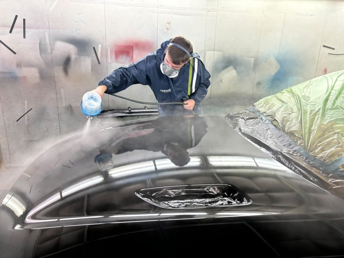 Lustrage d'une carrosserie dans l'atelier